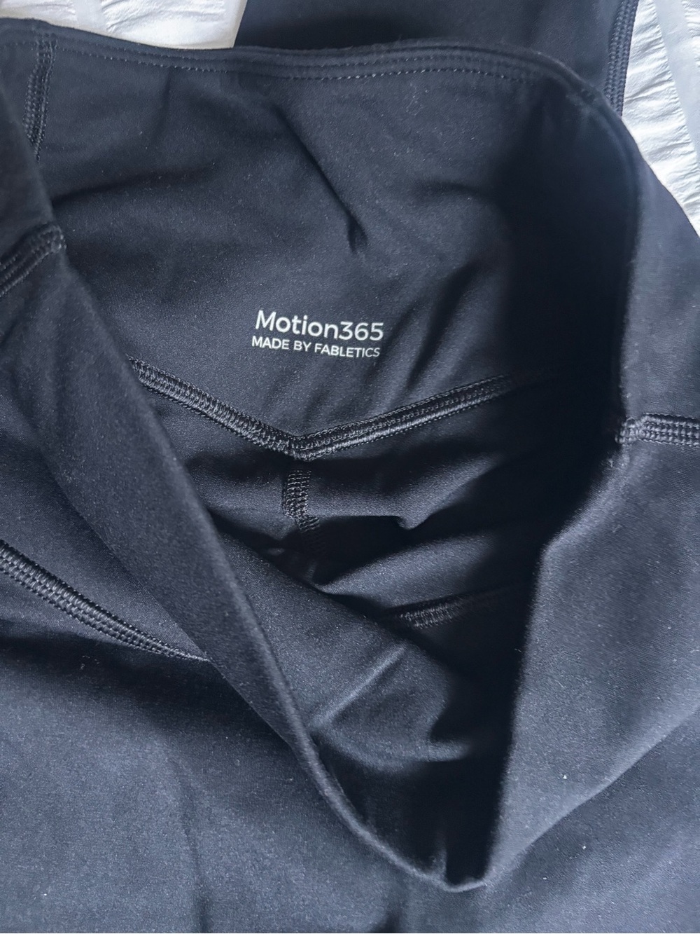 Fabletics Motion 365 Black Leggings criss cross back pocket. No front seam - Picture 6 of 7